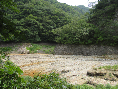 물없는 저수지는 자연스런 풍경이 아닌것 같죠. 